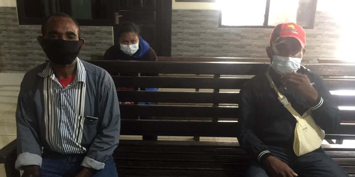 HBR didampingi orangtuanya mendatangi Polsek Mimika Baru. Foto: Salmawati Bakri/Papua60detik